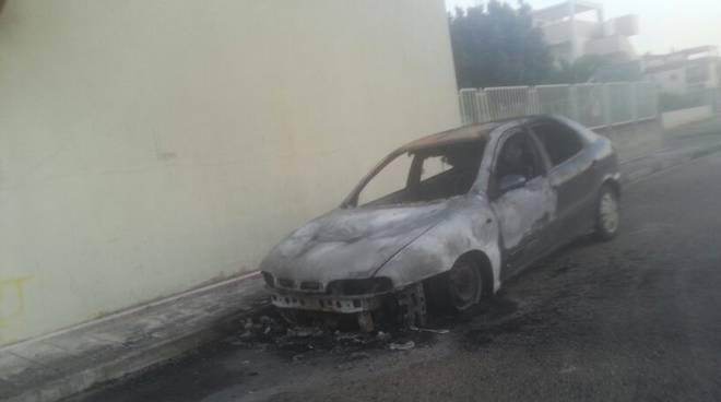 L'auto bruciata la scorsa notte