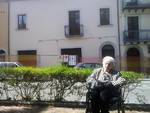 Serafina Ferraro, alle spalle la sua casa. (Foto da www.vittoriadaily.net)