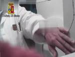 Nel frame del video della Polizia il farmacista sistema la telecamera per spiare le sue vittime