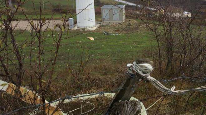 La pala eolica danneggiata e i pezzi sparsi sul terreno circostante