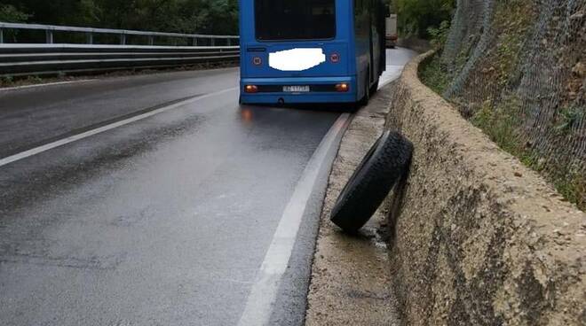 Autobus che ha perso le ruote