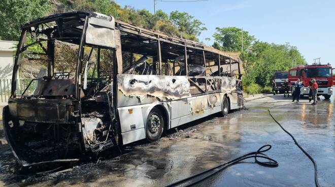 autobus in fiamme
